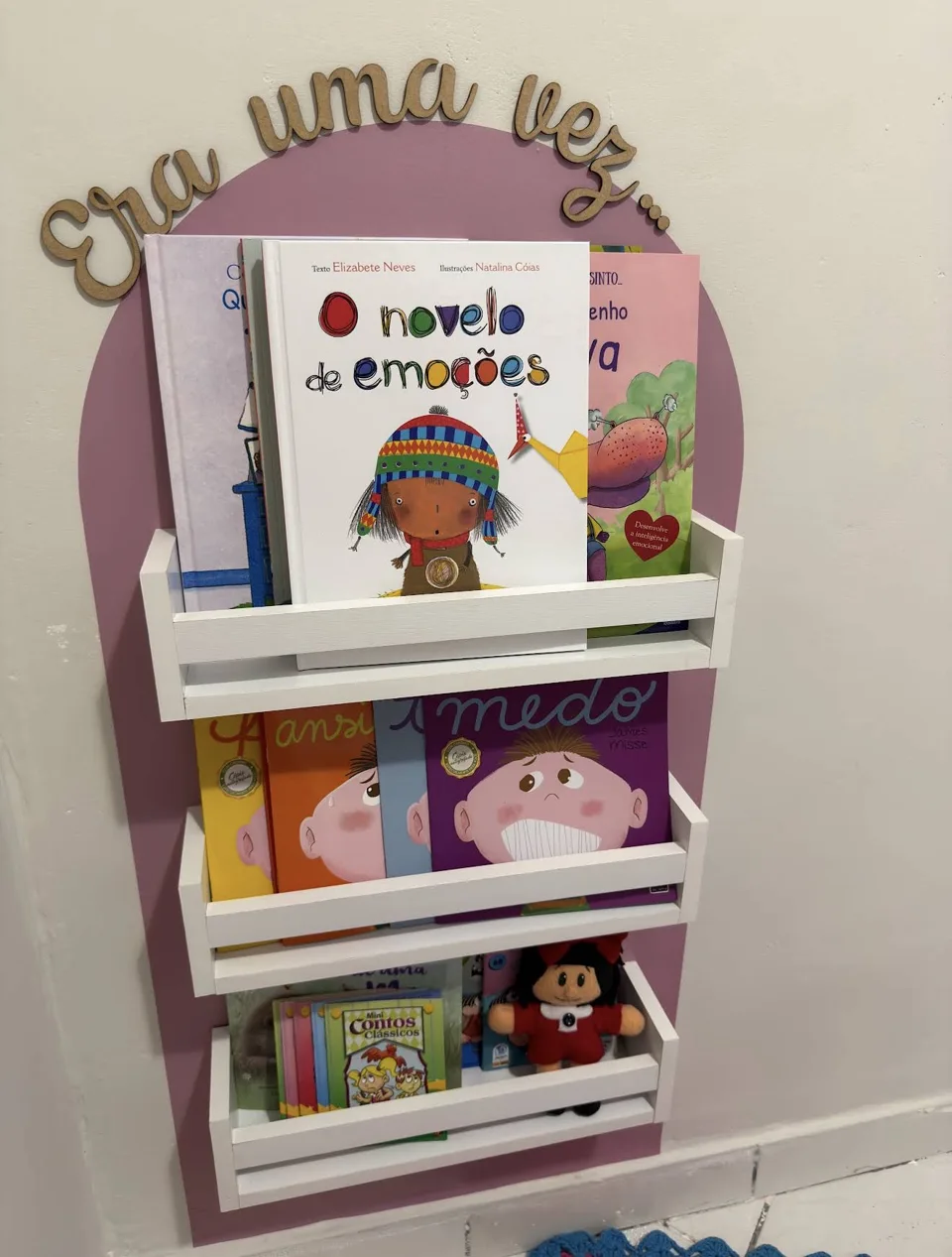 Estante da clínica com livros infantis sobre emoções